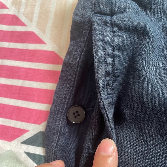 DKNY linen shorts. Navy blue Color.Pre loved 🥰. Size 36. Condition 10:10 - Picture 2 of 5